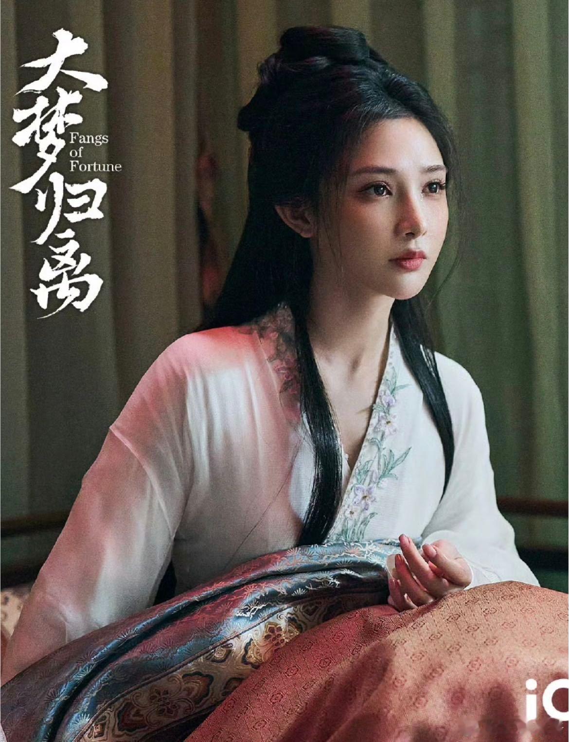 明艳又端庄，彭小苒的富养长相太绝了 往那一站就有故事感，这端庄贵气谁能比五官明艳