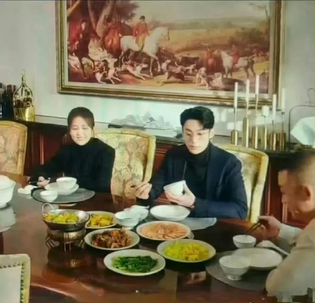原谅我一直get不到这种长方形的饭桌，吃饭根本夹不到菜啊，为啥那些豪门却很喜欢这