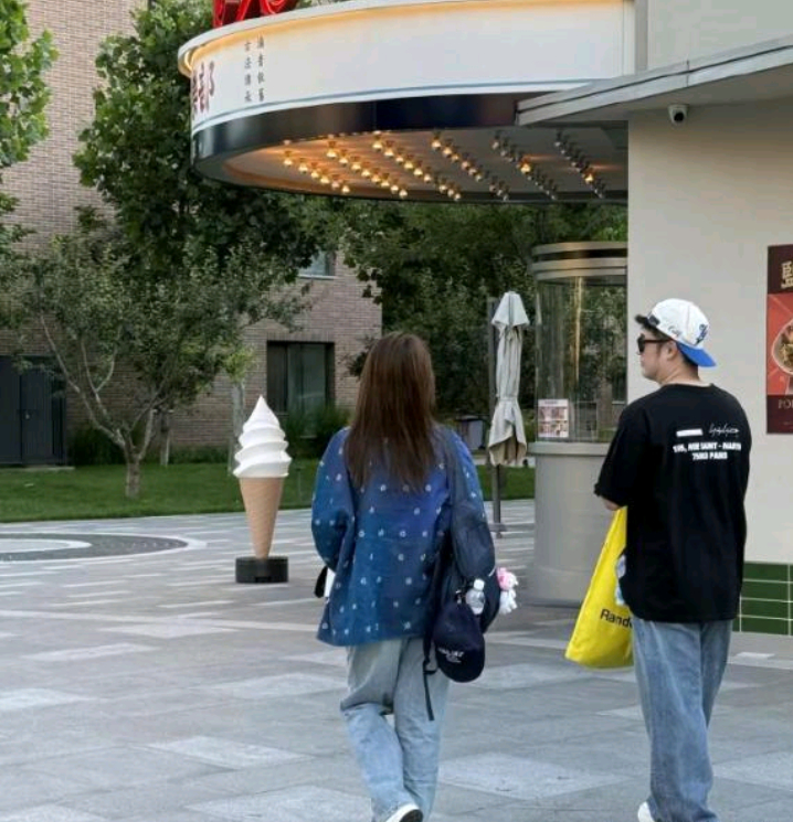 有网友在阿那亚偶遇陈赫和他老婆，夫妻俩手牵手，好甜蜜！张子萱确实很漂亮，很青春俏