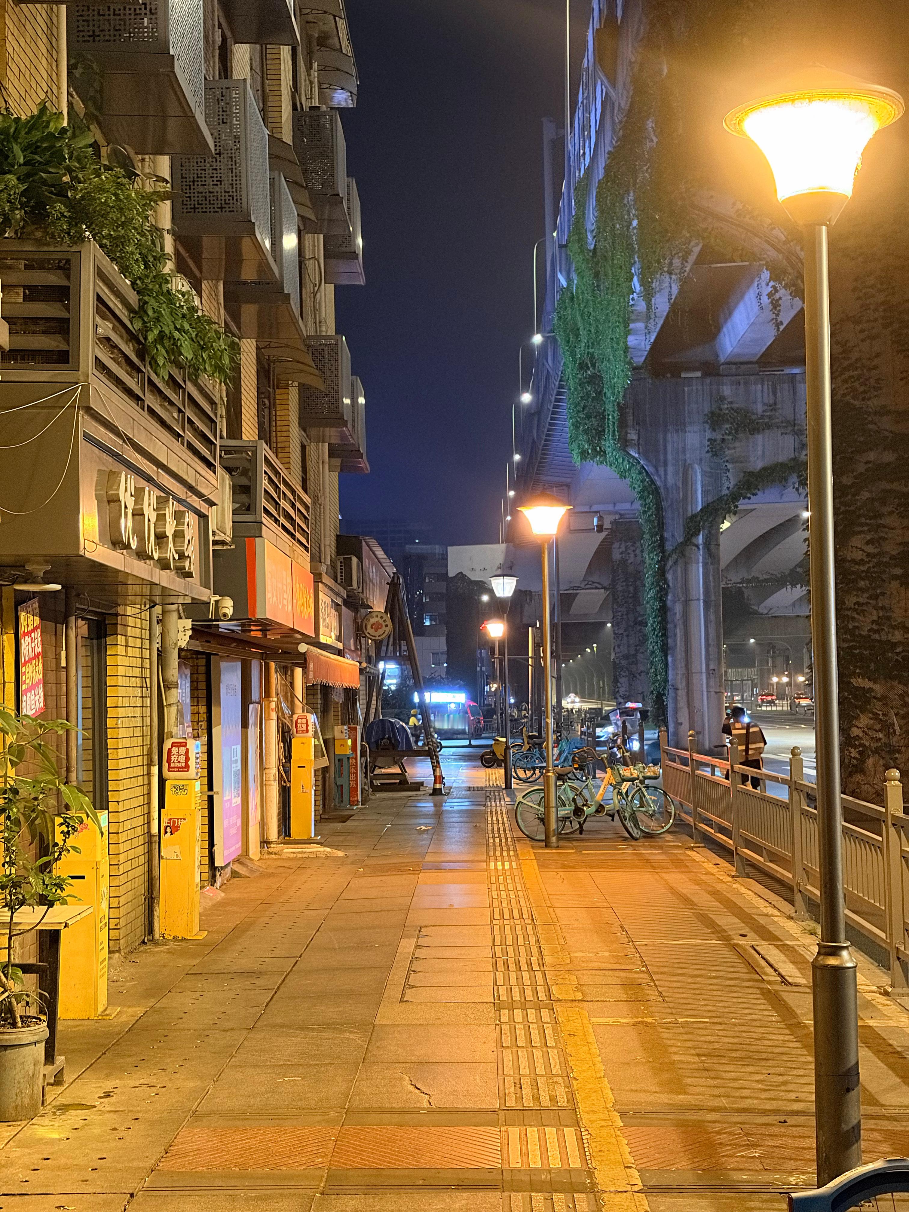 成都是个特别有烟火气和人味的城市，我想定居在这里～ ​​​