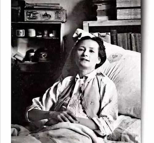 1949年，林徽因抱病设计国徽。可她设计出来的国徽，总是缺少了点什么，以至于多次