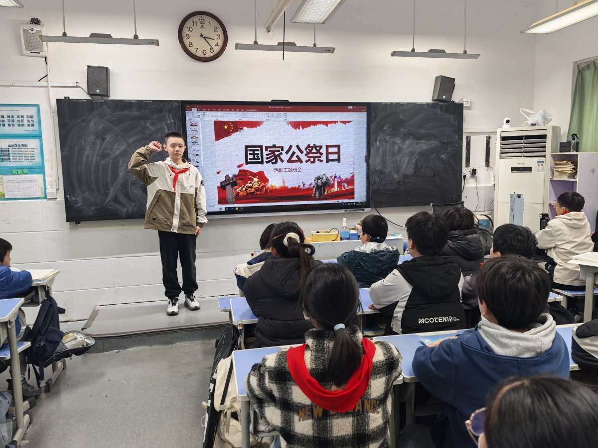 讲述红色故事,共读红色书籍......郑州市管城回族区外国语小学开展“铭记历史 珍爱和平”主题队会活