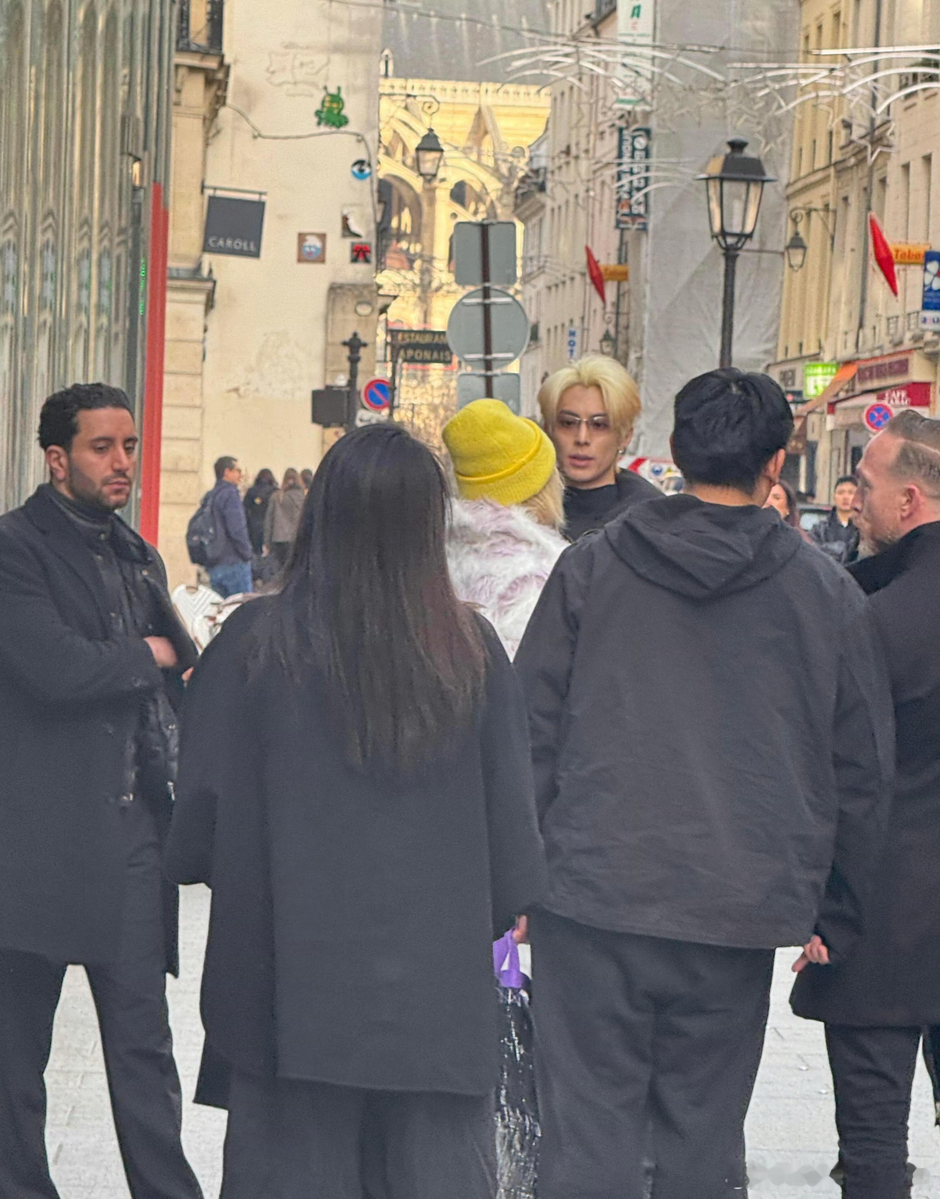 王鹤棣去巴黎时装周辣，这哥行程全世界飞 