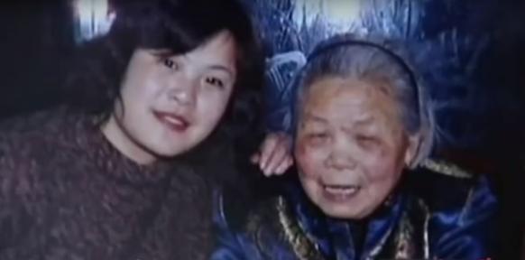 “好心喂了狗！”上海一老妇人中年丧偶，晚年丧子，女邻居看她可怜，自愿照顾了她 8