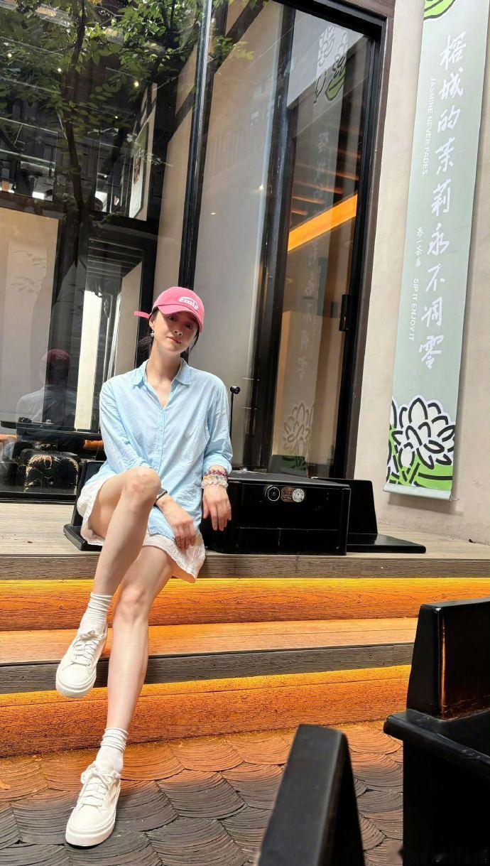 蒋欣温柔姐感穿搭 蒋欣私服的穿搭确实是有让人想要get同款的冲动，每次都能穿出属