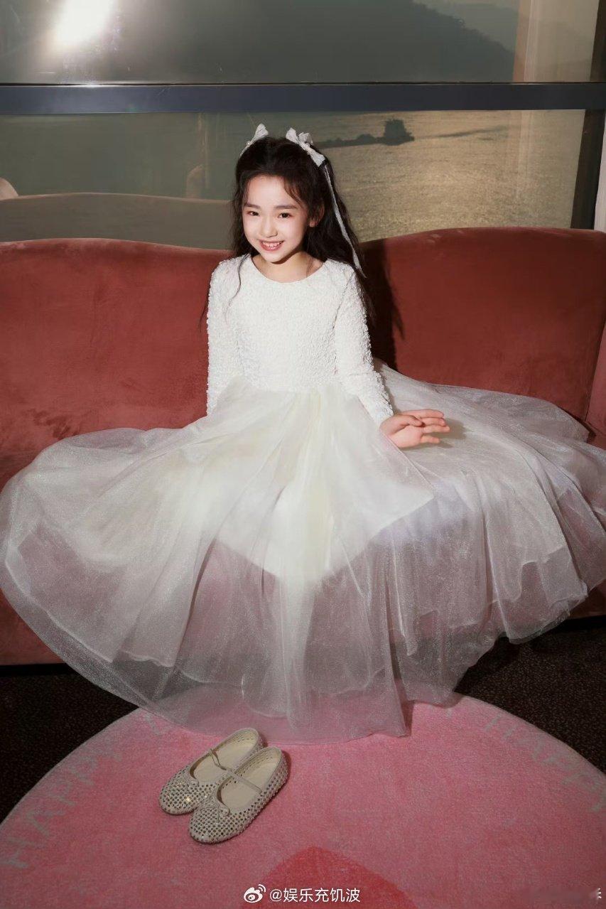 小酒窝 我有点太胖了小酒窝机场发言也太萌了！又暖心提醒保暖，又耿直吐槽自己胖，这