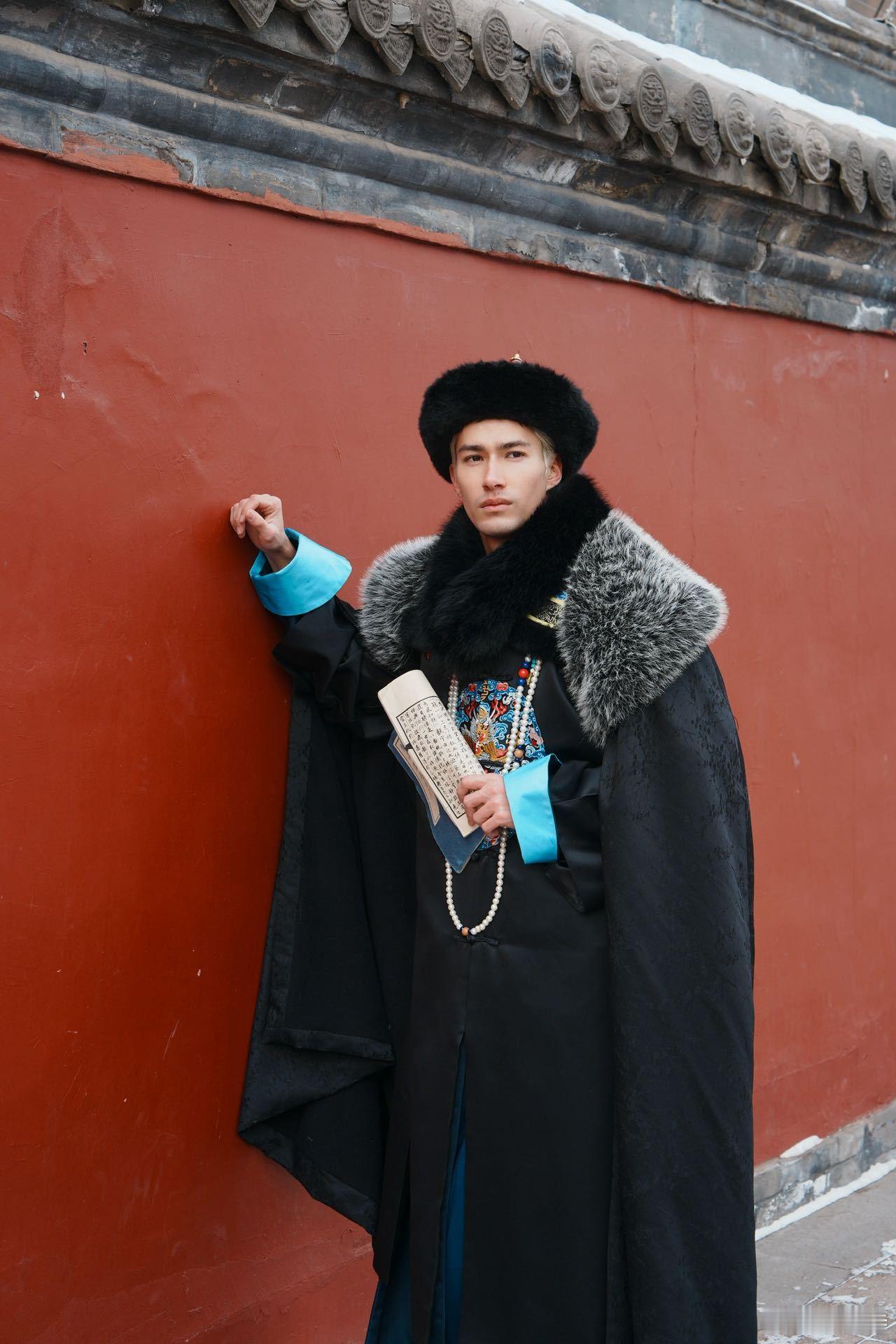 米卡重生之我在中国当王爷 米卡对中国传统服饰的演绎太精彩了！上次唐装造型温润如玉