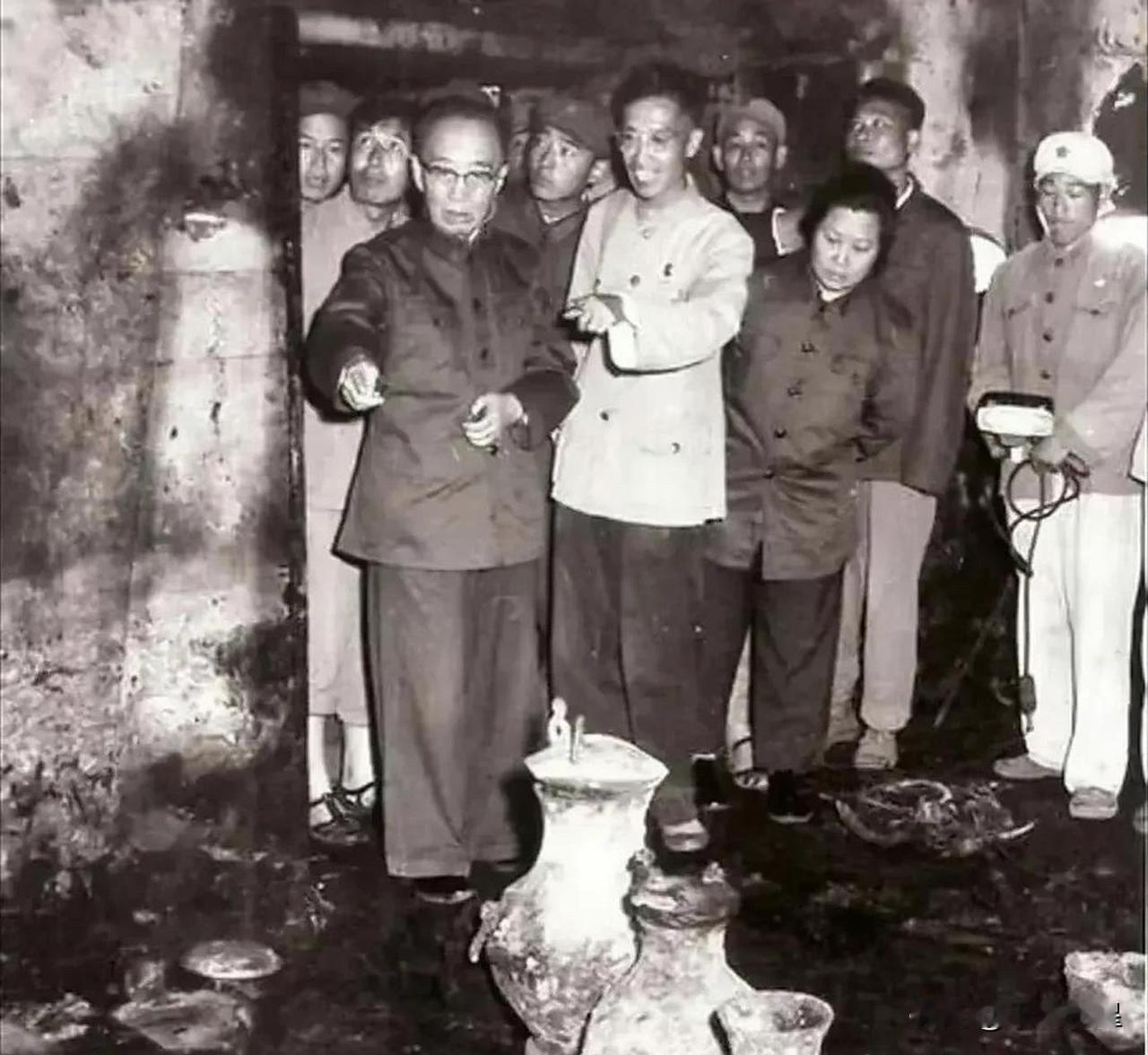 [微风]1956年，郭沫若带人挖掘定陵，可不久后，他的妻子和儿子都自杀身亡，参与