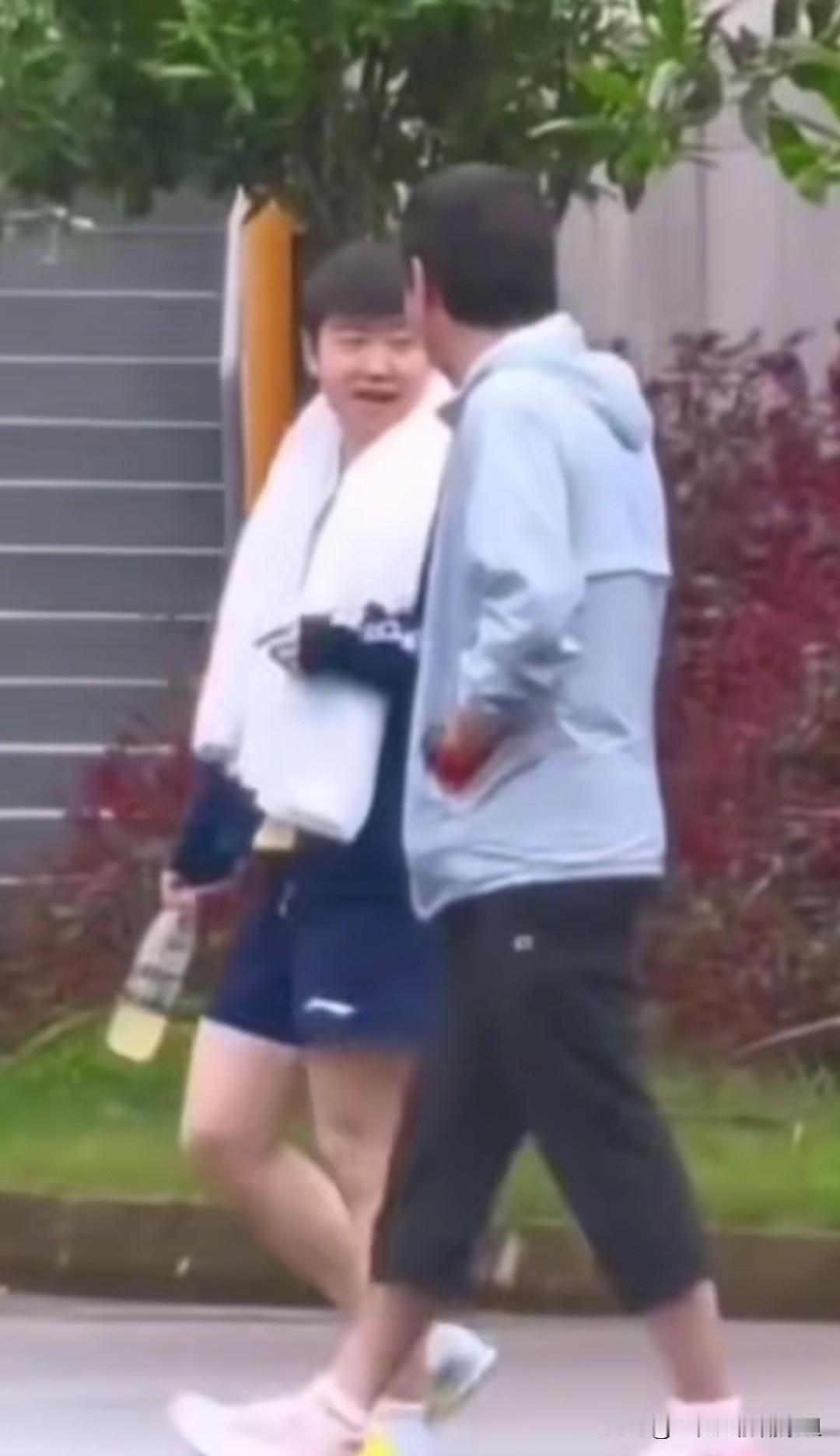 莎莎的这个小动作不知招来多少球迷的羡慕和妒忌。

下训途中，Coco陪同莎莎，当