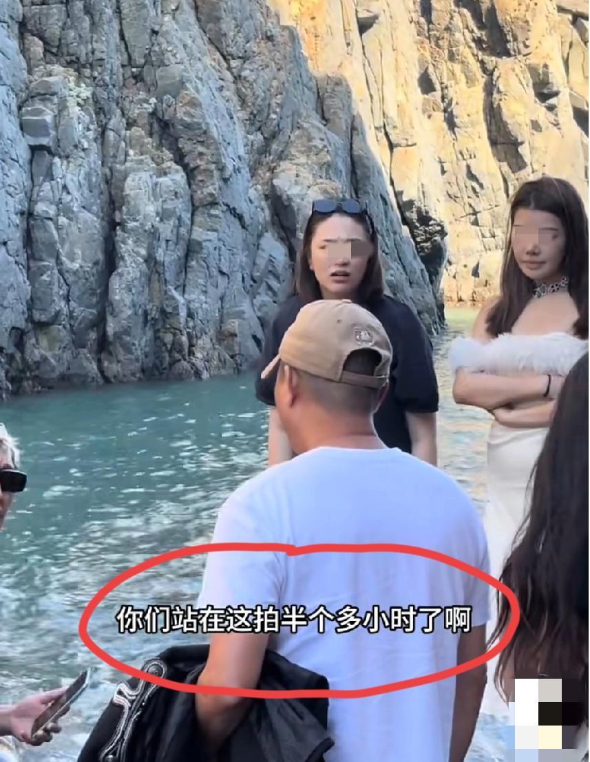 4月25日，福建平潭仙人井，白裙女子霸占机位半小时引发其他女游客的反感……
视频