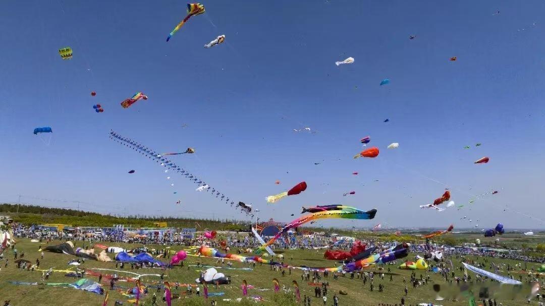 生活烦恼太多，就来潍坊看风筝吧！看着漫天彩鸢随风飘荡，所有压力都跟着飘走了。筝山