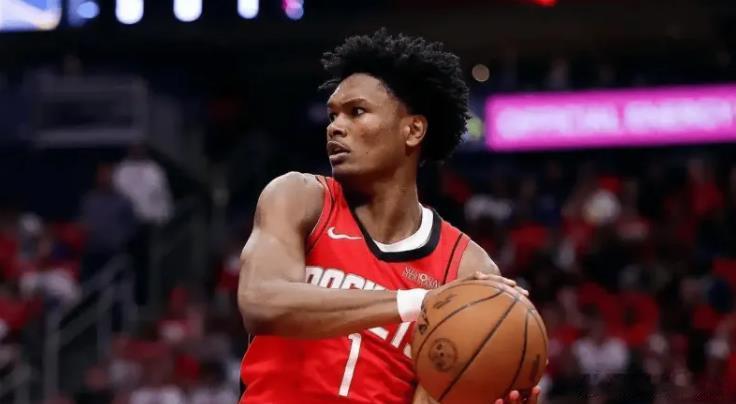 阿门碰到独行侠这样内线有护筐，锋线有运动能力且尺寸对的上的，就有些吃瘪了。投篮和