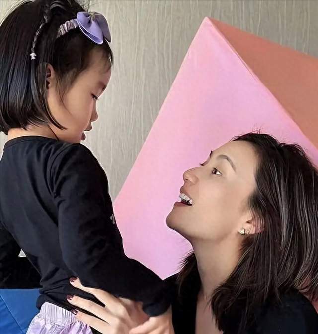 中秋未至，李亚鹏喜从天降一笔意外财，前妻和4岁小女儿近况曝光