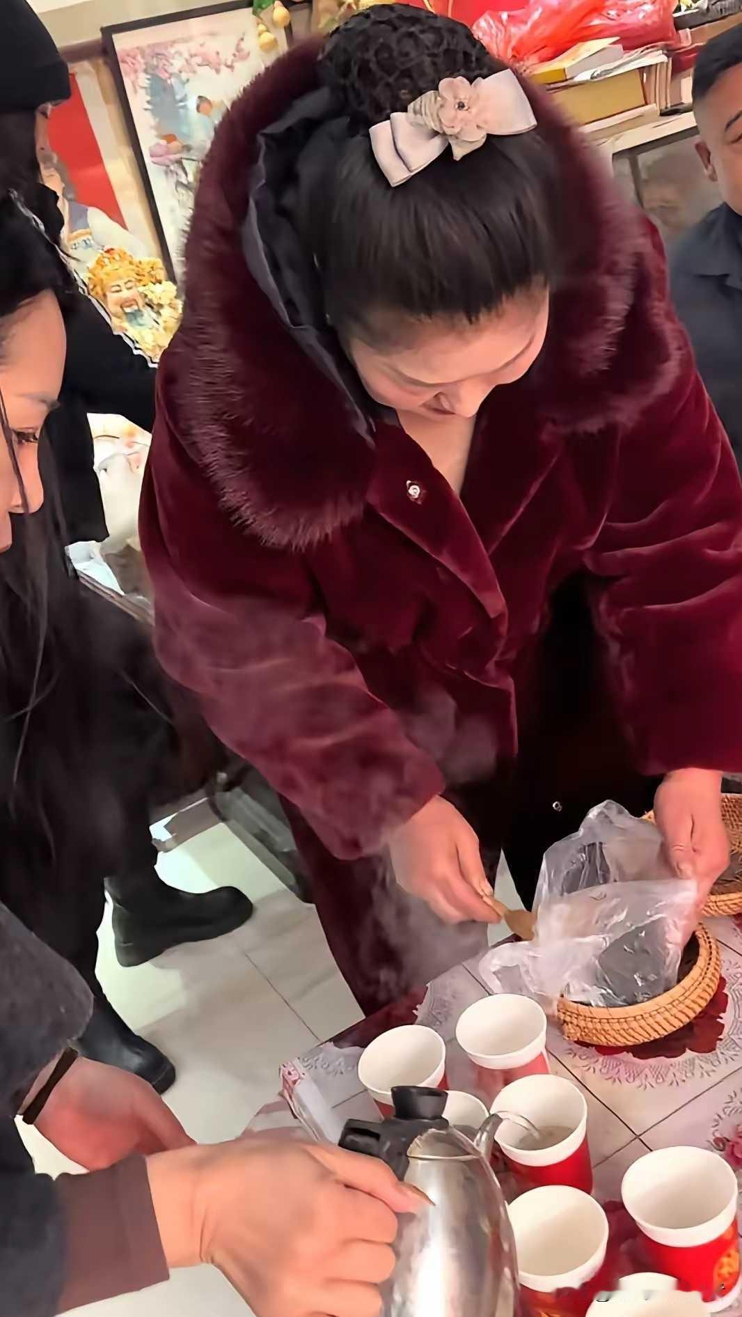 大衣哥家也是邋遢的接地气，屋子里始终乱乱的，女儿结婚也不例外，大衣哥家就像普通人