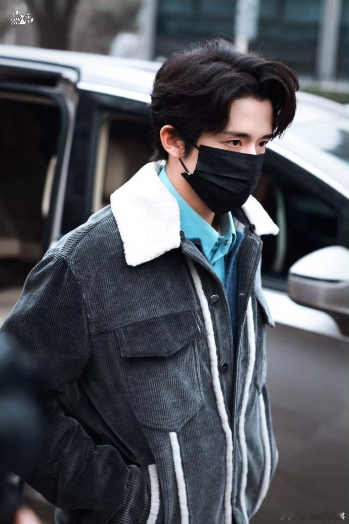 张新成现身央视春晚彩排从剧组杀青现场到央视春晚彩排厅，张新成的连轴转行程太拼了～