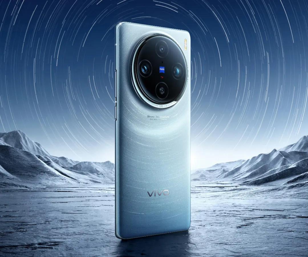 设计还是得看蓝厂啊，vivo X100官方图公布， 有素皮和玻璃两个版本。

这