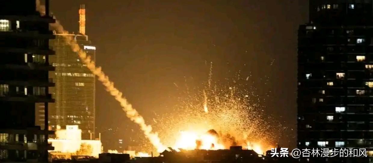 突发！美国驻伊拉克大使馆遭导弹袭击，防空系统被炸成废铁

巴格达上空再次升起浓烟