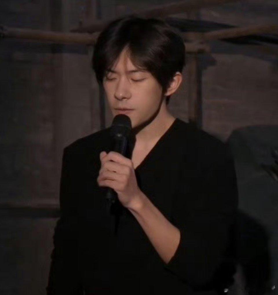 易烊千玺唱了粉丝选的歌感觉好久没出来了，粉丝也不消停，各种整幺蛾子易烊千玺后援会