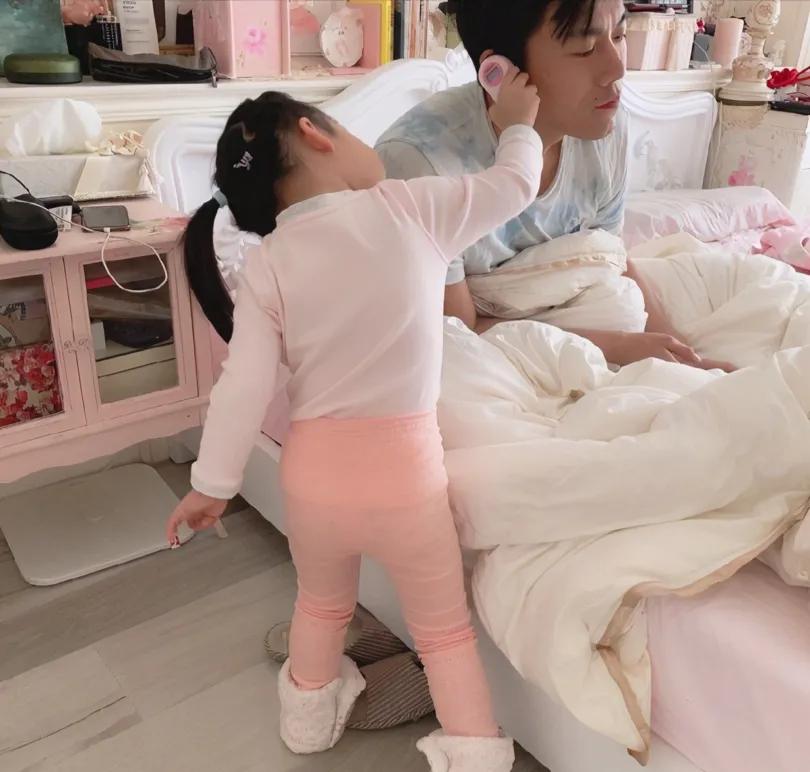 一次，秦昊带着一家人去汪小菲家玩儿，刚进门就听到吵闹声，开门一看，原来汪小菲在发