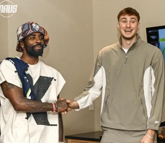 来了，来了，凯里欧文总算要复出了。
独行侠队记：预计欧文将在全明星赛后具备复出身