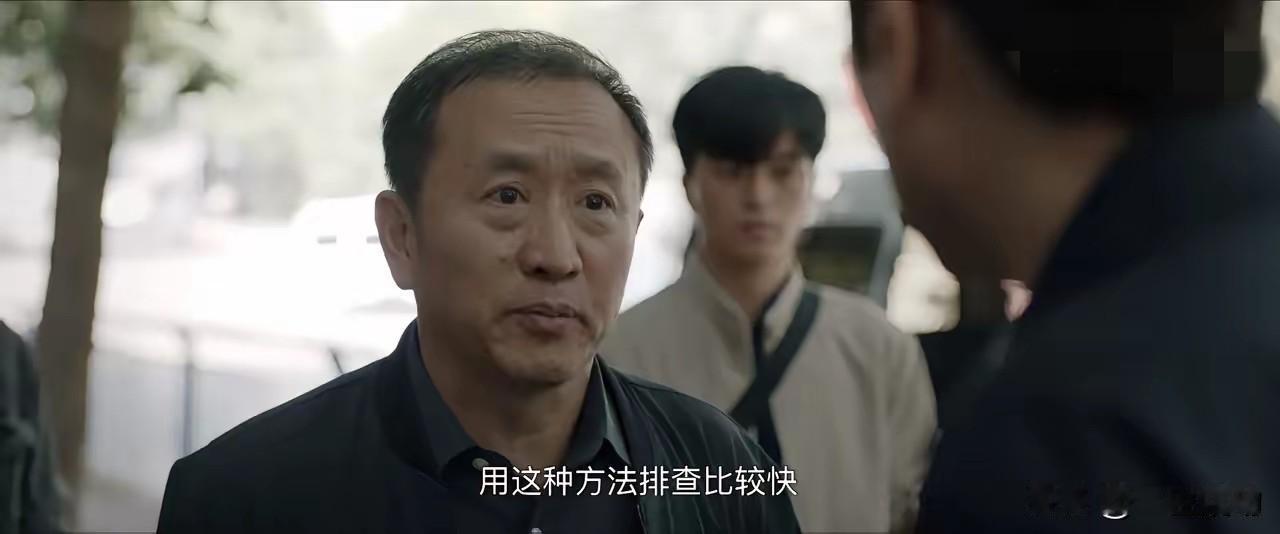 照韩医生案件的逻辑，擅做主张乱贴通辑令的钱局长也应该担刑事责任，起码得扒了警服。