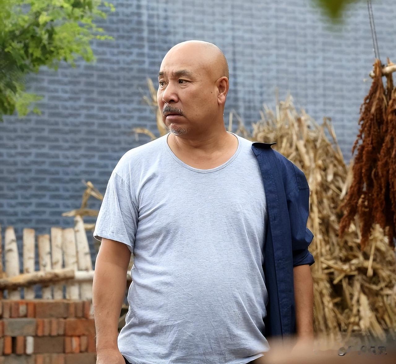 片酬千万的李幼斌，接到一个电话：“师哥，我没钱了，你来不来？”打电话的，是他发小