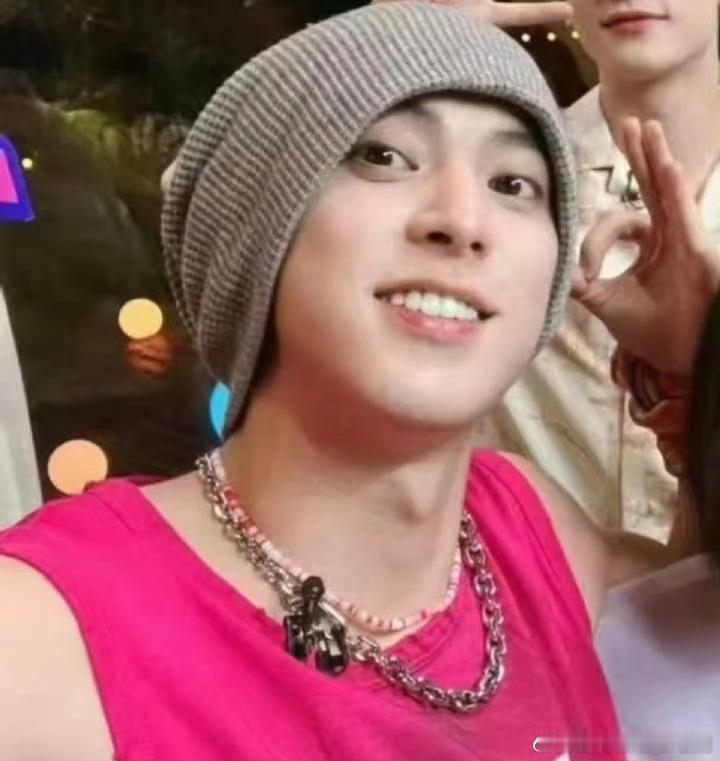 #好6团聚餐全员到齐合影#拜托。我们的好六团终于团聚了，而且这一次还是全员聚餐，