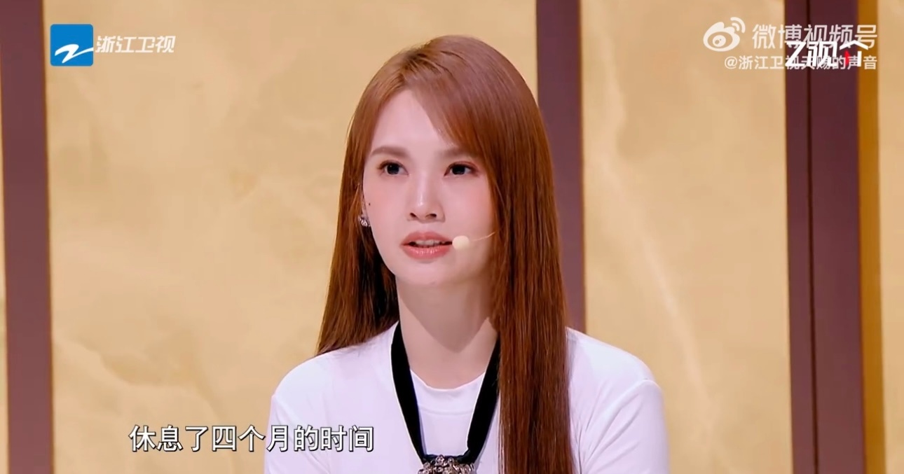杨丞琳去年做了一个不小的手术，在手术后的恢复期每天听医生的散步，那陪杨丞琳一起散
