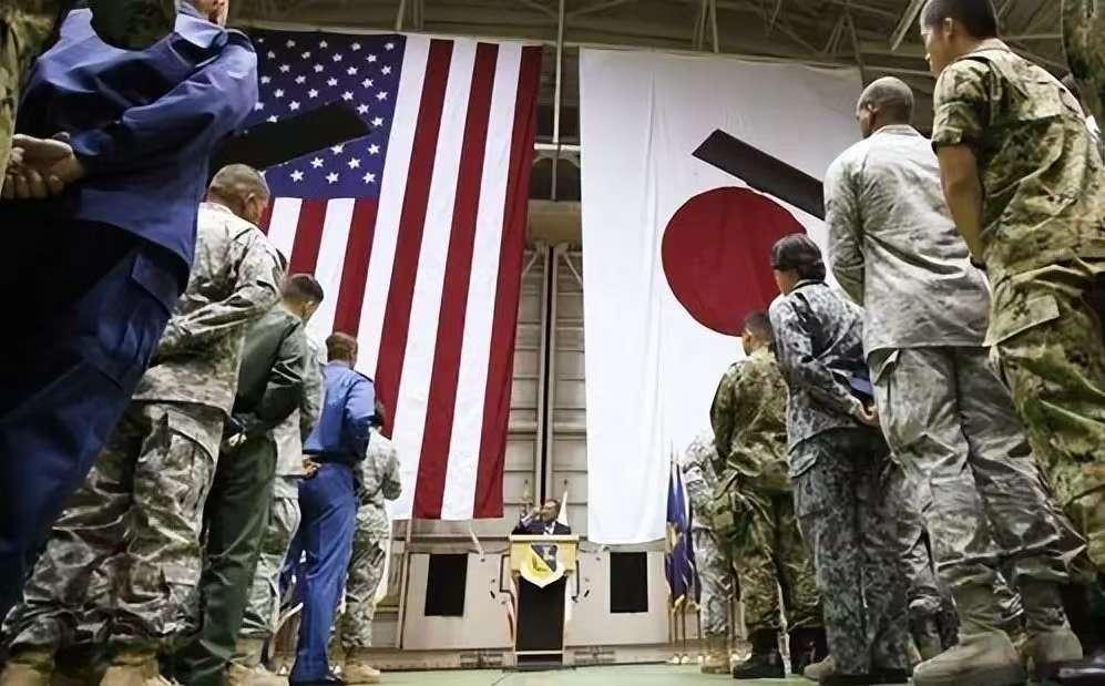 丢掉幻想厉兵秣马：以全面备战捍卫国家安宁
 
日本右翼势力日益猖獗，军国主义阴魂