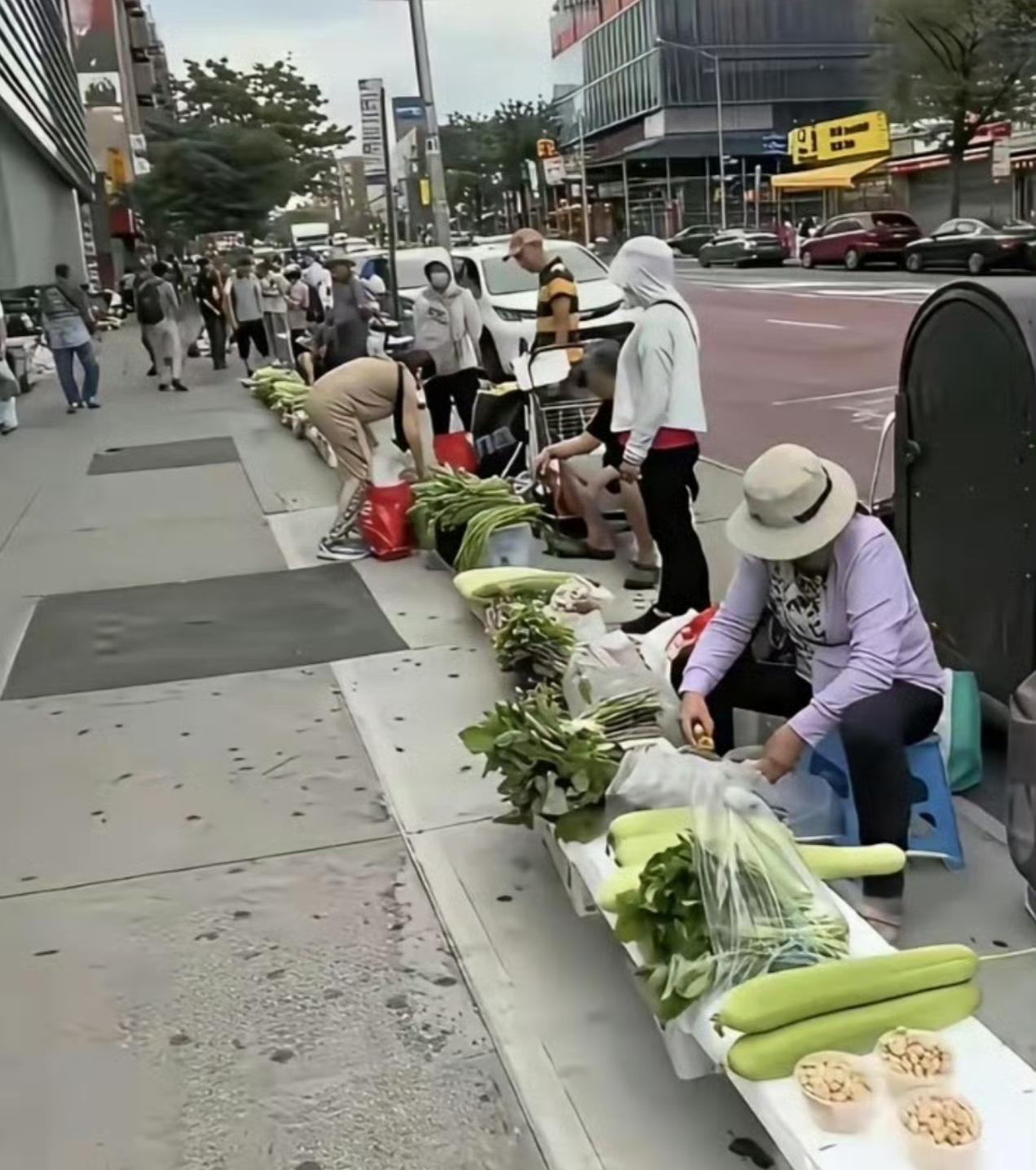 据说在美国纽约摆摊卖菜的华人，有众多在国内曾是科长、处长甚至是厅长身份，有的还是