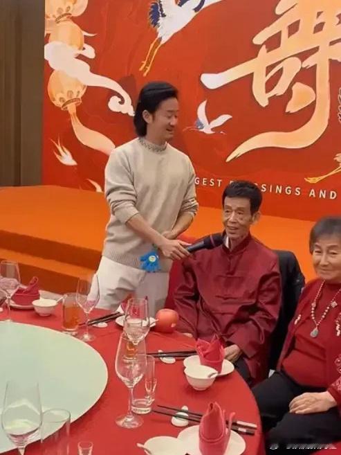 吴京为自己的父亲举办80大寿，桌子上摆满了各种各样的酒水饮料，最醒目的还是大窑，