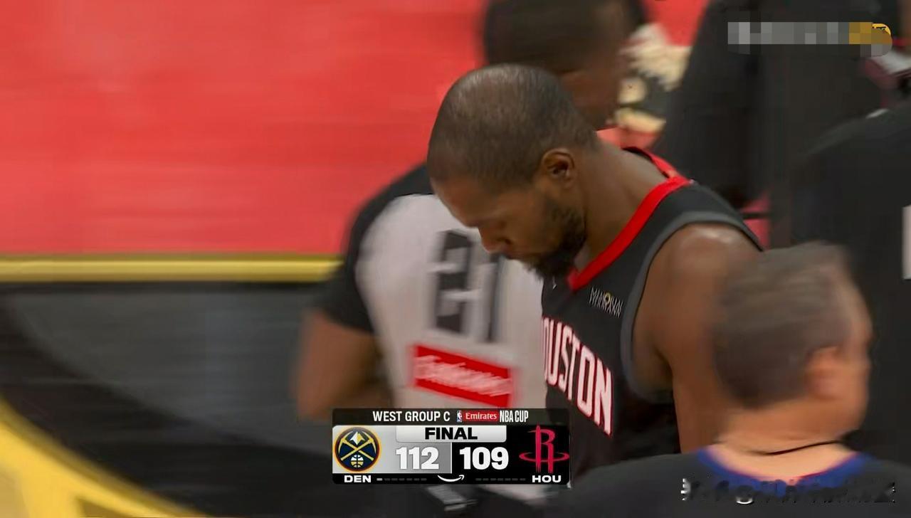 在今天火箭主场以109：112输给掘金的赛后，发生了特别让人心痛一幕。当比赛的终