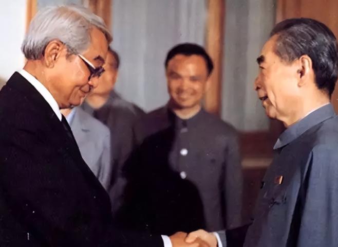 1966年，周总理在大会堂接见外宾，一颗子弹突然射进了大会堂。总理十分恼怒，下令