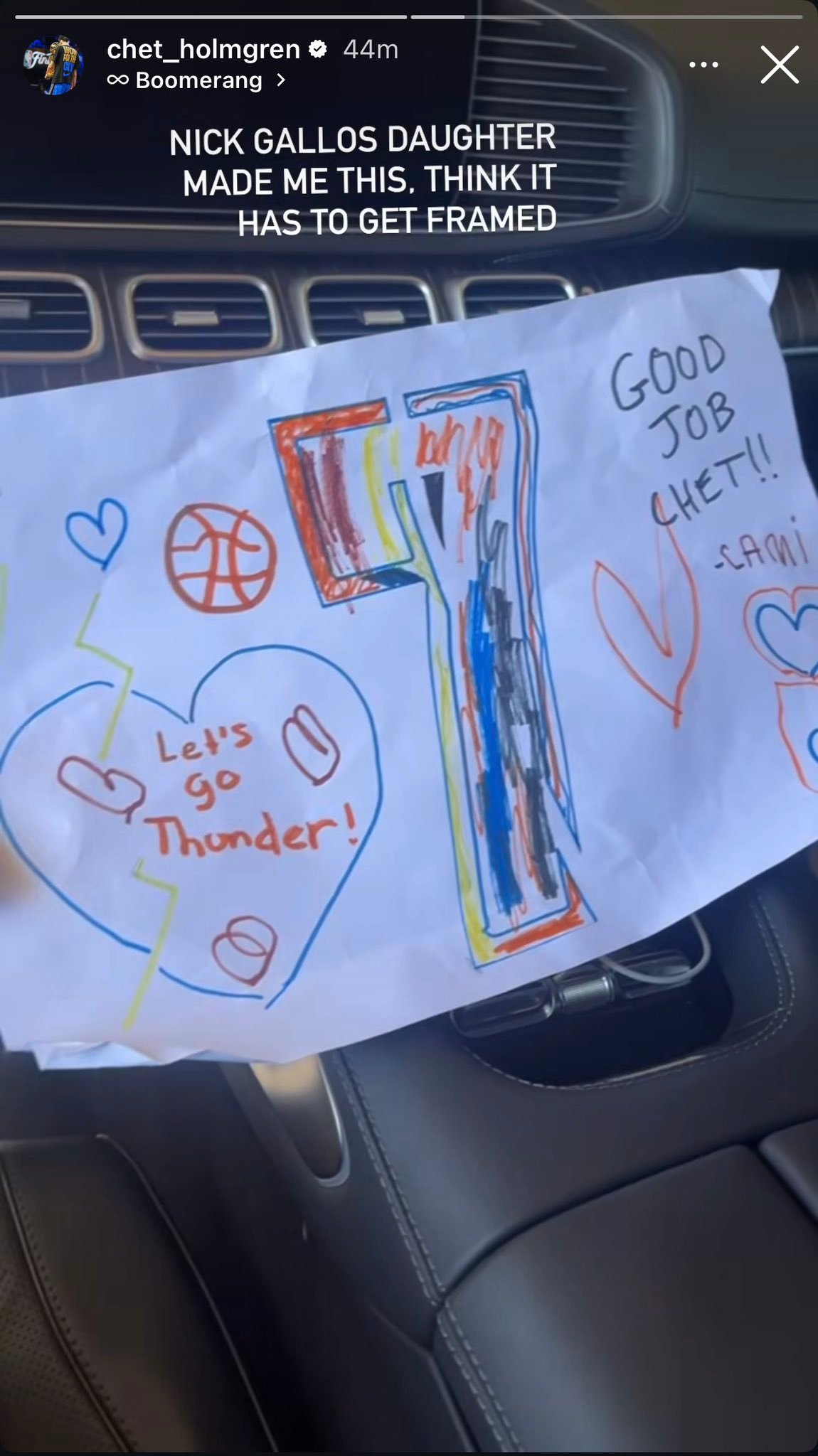 切特晒照：加洛的女儿给我画了这个，我觉得必须把它给装裱起来。活塞战胜雷霆掘金vs