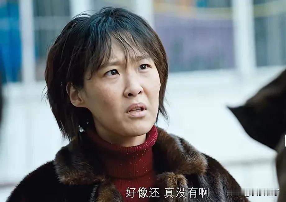 《黑土无言》女杀手全剧最亮眼，表演震撼。
女杀手金珠花出场，够狠够疯。
她一出场