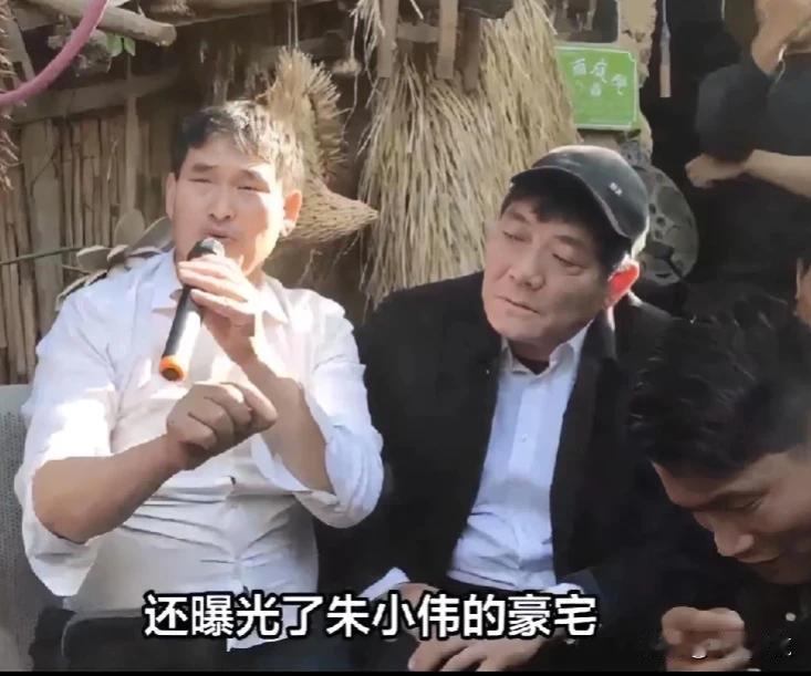 大衣哥办喜宴！给孙子戴金手镯，看了朱小伟的豪宅，陈萌厉害了，嫁给朱小伟，生了胖儿