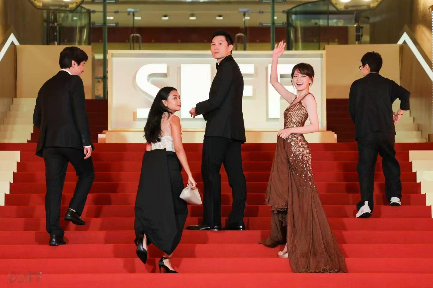 文淇亮相燃烧吧爸爸上海首映 全场最惊喜的不是剧情反转，是文淇。这场活动的评委要给