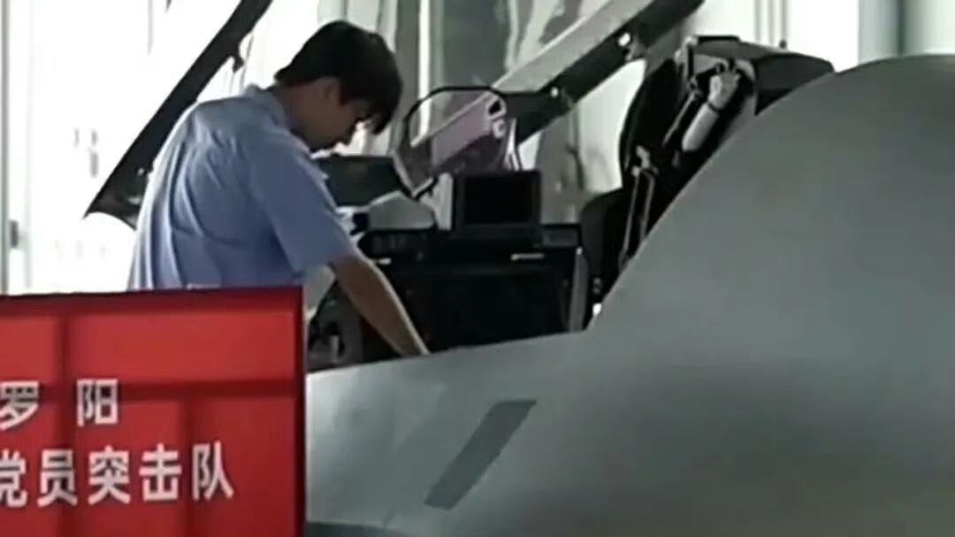 十分先进，也能展示！沈飞罕见公开歼-35A座舱“大横屏”
除此之外，沈飞新宣传片