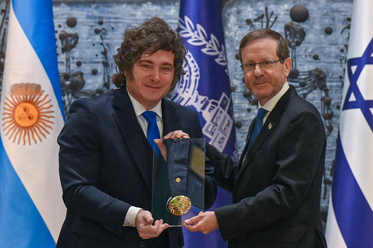 米莱是极少数敢于在联合国等国际场合公然支持以色列、反对伊朗及哈马斯的领导人。
本