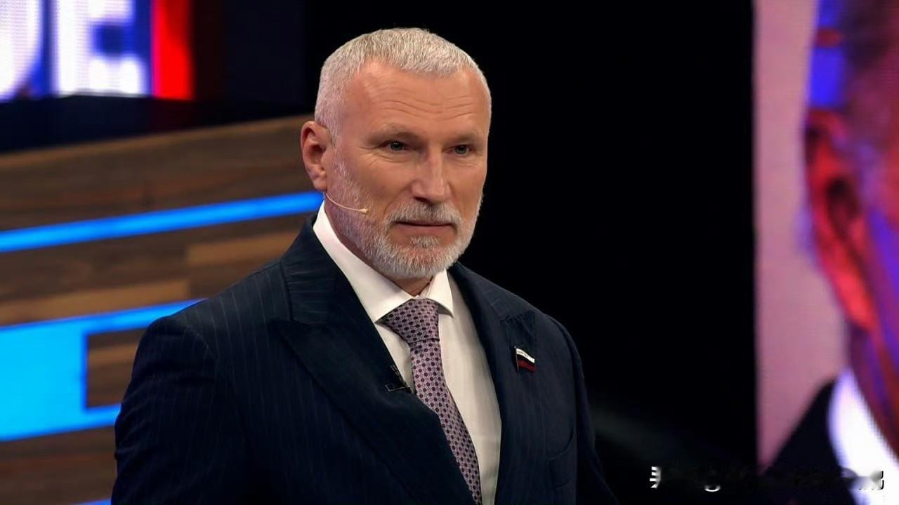 #美军扣押俄潜艇护航的油轮# #美宣布扣押贝拉1号油轮# 
快讯！美国扣押