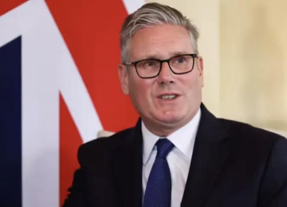 就在刚刚，
英国“参战”，首相斯塔默作出一个重大决定。

3月1日晚，英国首相斯