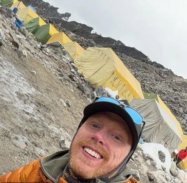 【失聪的英国主持人在珠峰与向导失联，被困“死亡地带”数小时】

一名失聪的英国媒