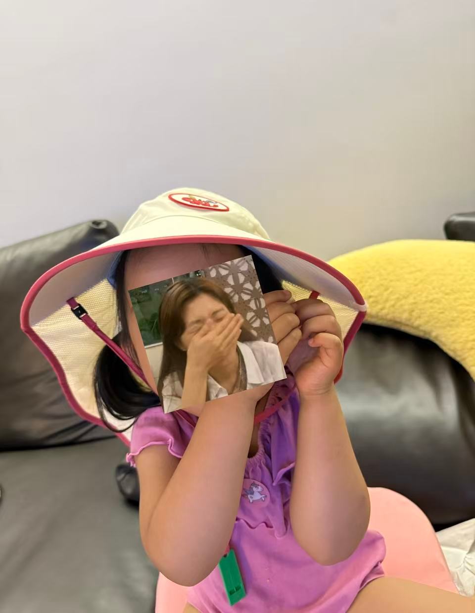 kk树的帽子体量挺大我还以为孩子戴上就得給我掀了，没想到安安稳稳戴了十多分钟，后