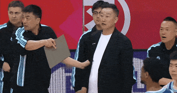 熟悉青岛国信的朋友应该都知道，球队总经理张总不像其他总经理一样会坐在替补席的第一