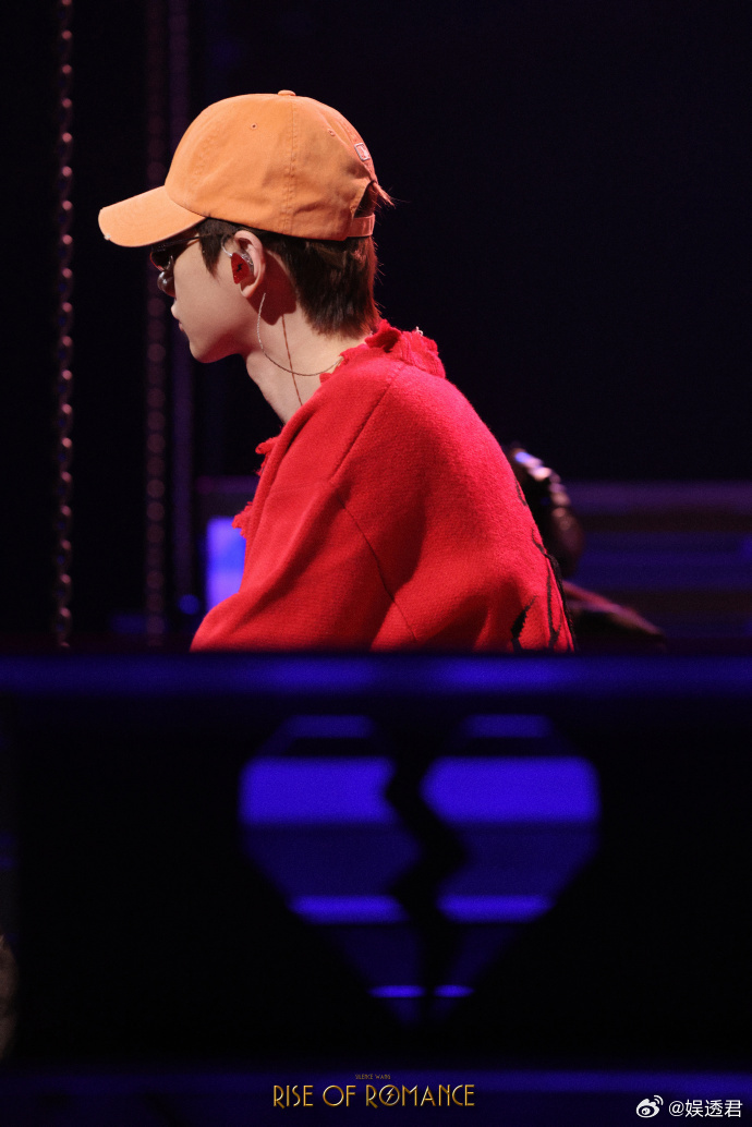 汪苏泷今天不握手了 汪苏泷今天全程不握手，只是笑着挥手致意，分寸感拉满，温柔从来