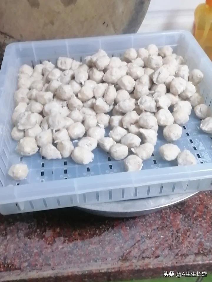 自己打鱼丸，比较便宜比较鲜嫩爽口！肉丸鱼丸