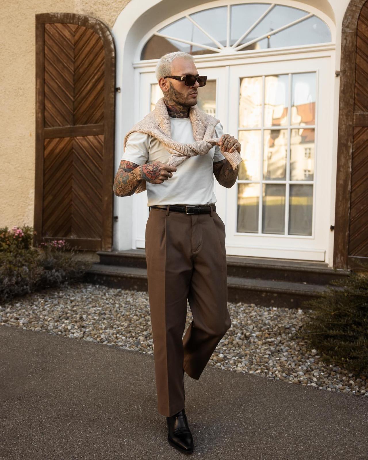 德国时尚穿搭博主 Moritz Taylor 建议大家在秋冬季节用羊毛衫当围巾，