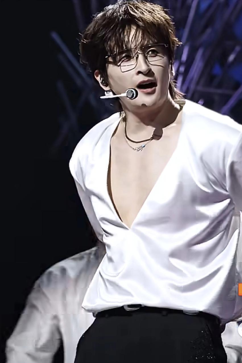 张远苏州演唱会太火辣了，这衣服都要开到肚脐了[捂脸]！
张远今晚在唱月光闪的时候