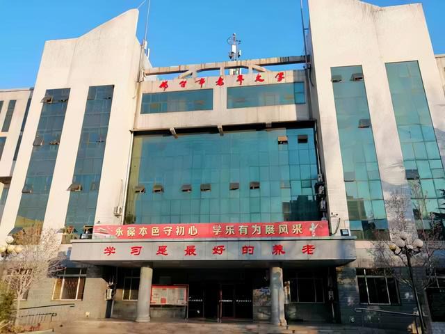 邢台老年大学将课堂搬进城市地标，组织太极班在鸳鸯泉开展晨练教学，舞蹈班在清风楼进