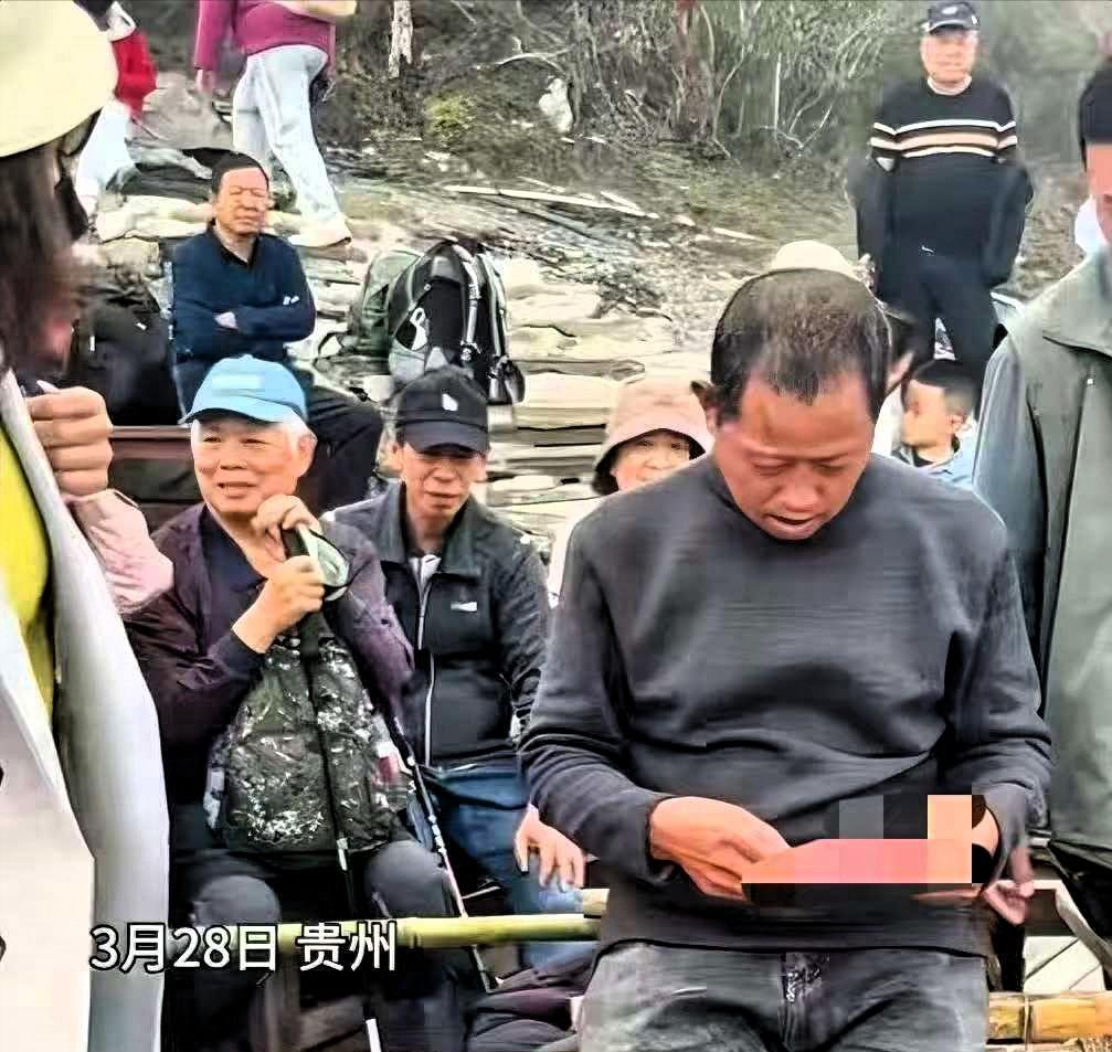 [微风]泪目！贵州梵净山，两名轿夫坐在路边，眼巴巴看着游客走过，没人停下。年轻女